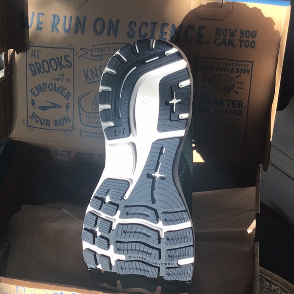 New listing! - ☝️one more available! - Brooks Ghost 👻 size 7.5 - Picture 7 of 8